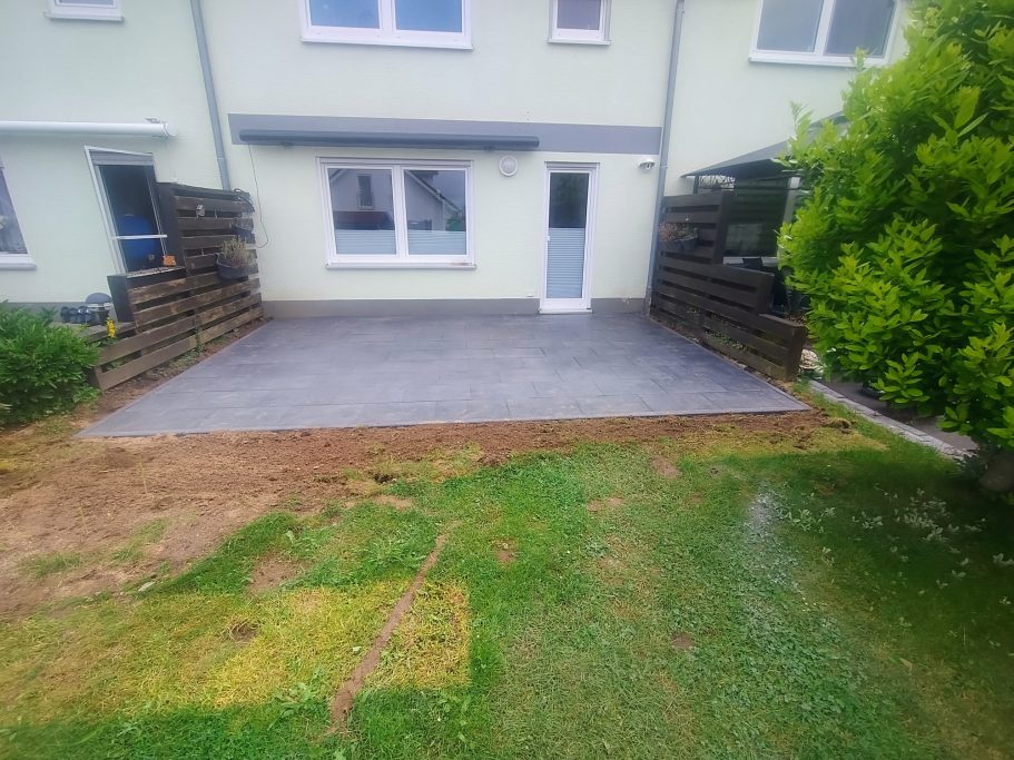 Neue Terrasse erstellt mit Randsteinen eingefasst