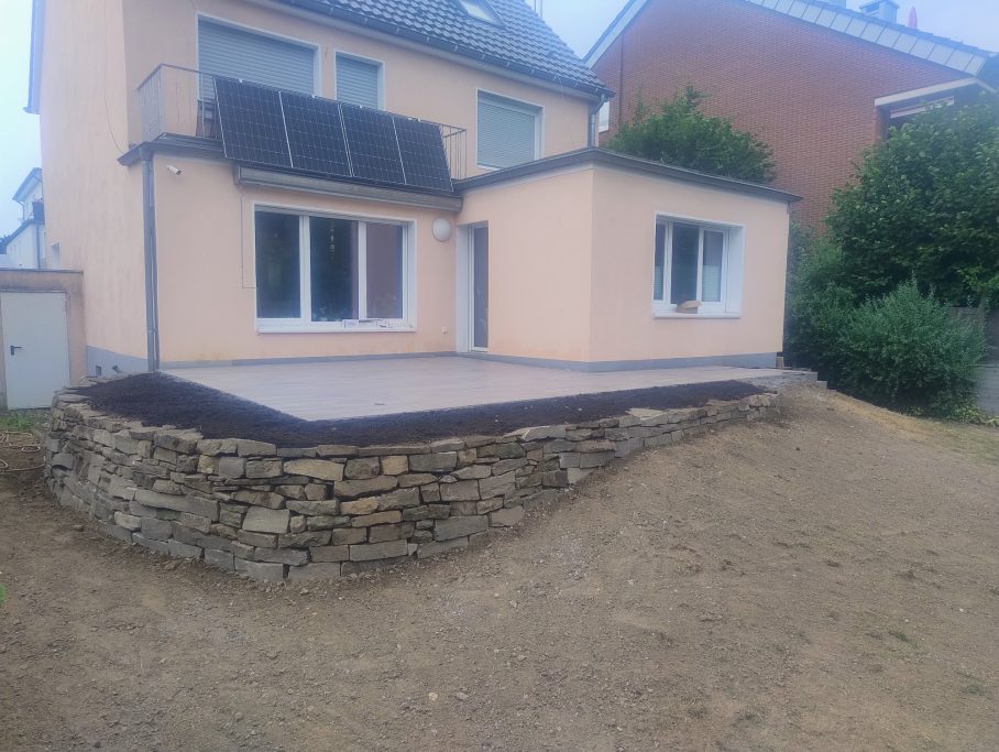 Keremikplatten Terrasse mit einer Trockenmauer