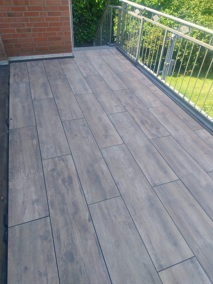 Keramikplatten auf Stelzlager verlegt