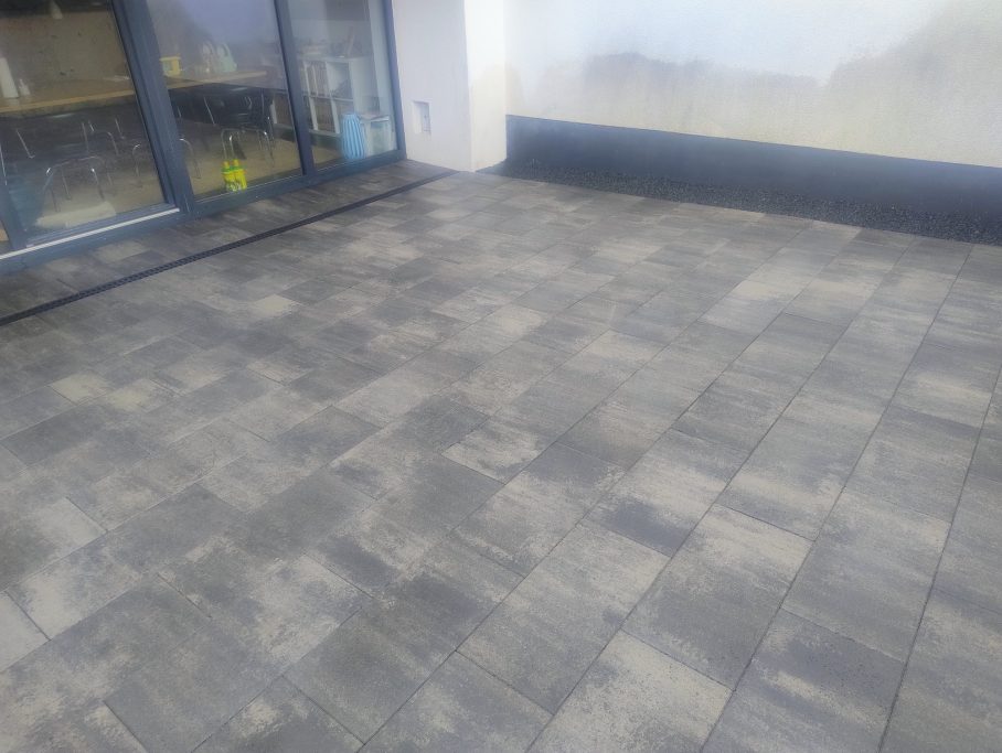 Terrasse mit neuer Entwässerungslinie